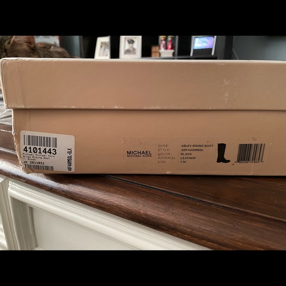 New MICHAEL KORS ARLEY black leather riding boot. Size 7 - Picture 4 of 4
